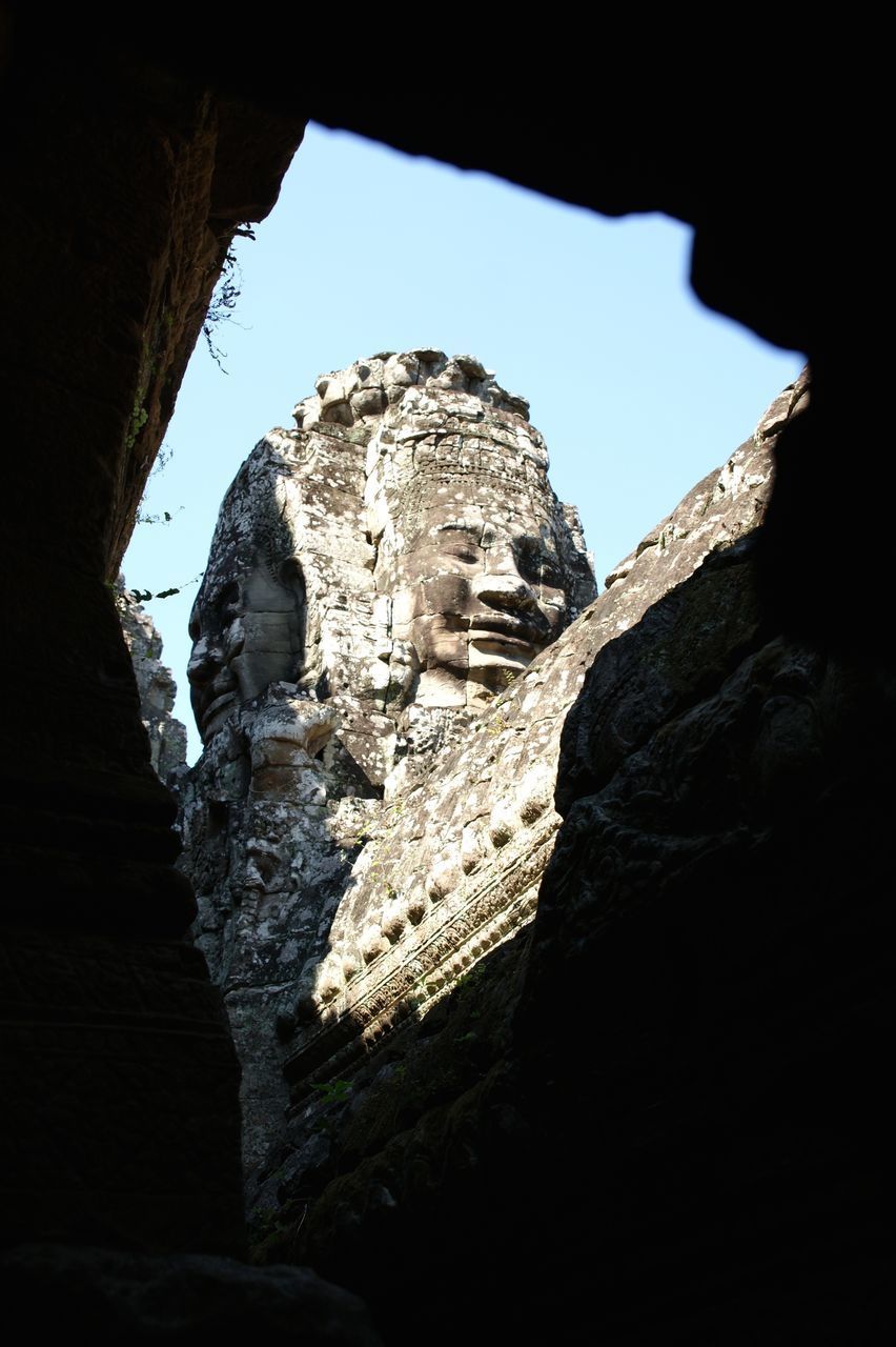 LOW ANGLE VIEW OF STATUE OF HISTORIC BUILDING AGAINST SKY