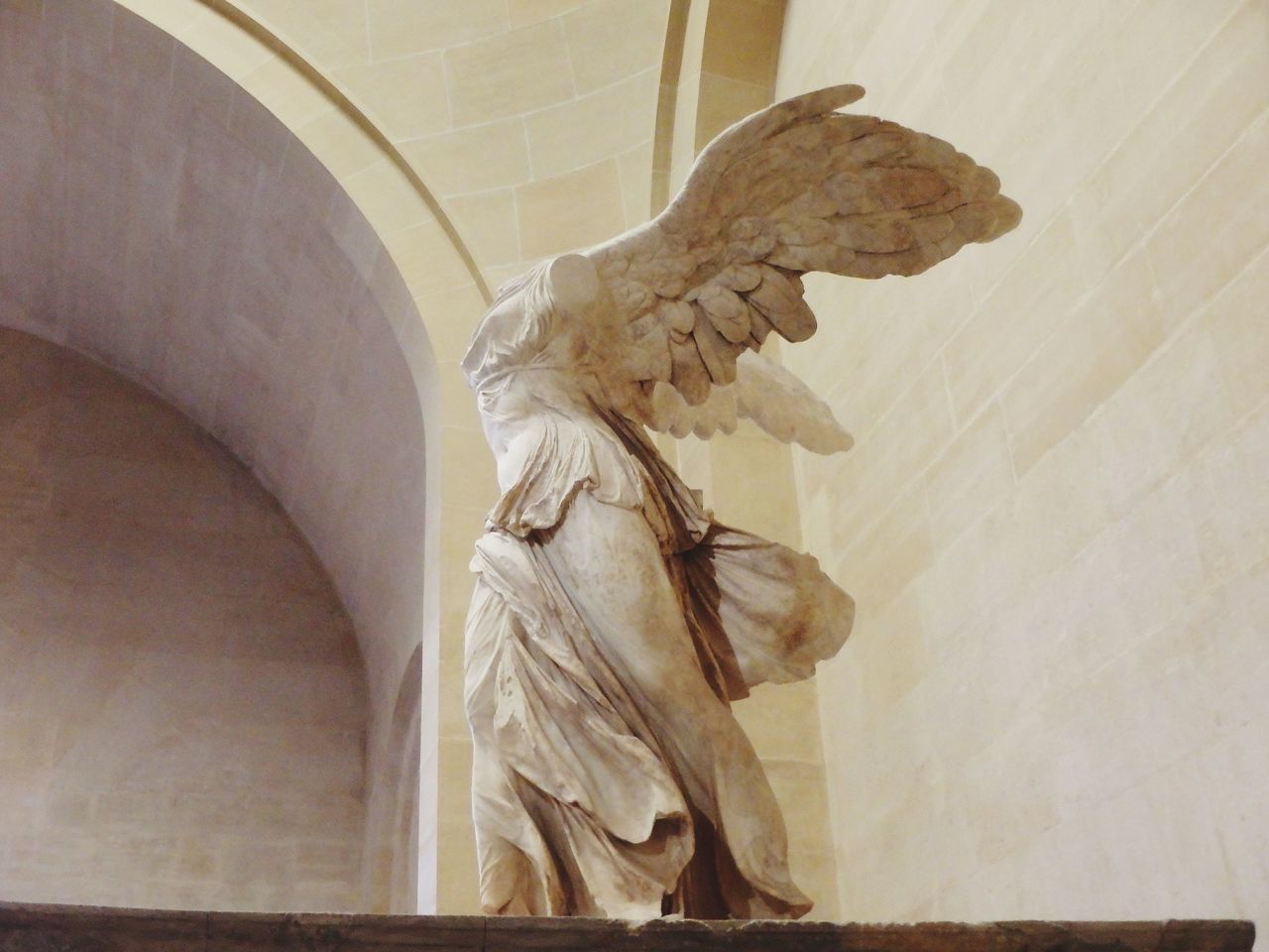 LOW ANGLE VIEW OF STATUE AGAINST BUILDING