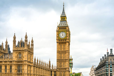 Big ben against sky in city