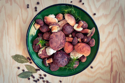 Freshly picked mushrooms laid out in a green bowl. noble boletus and bay boletes 