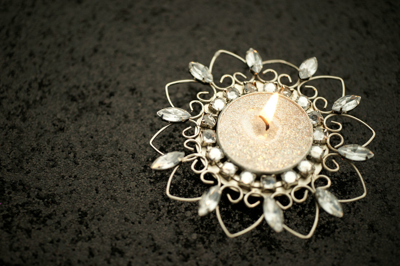 HIGH ANGLE VIEW OF ILLUMINATED LIGHTING EQUIPMENT ON TABLE