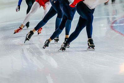 Group athletes speed skaters run mass start at competition