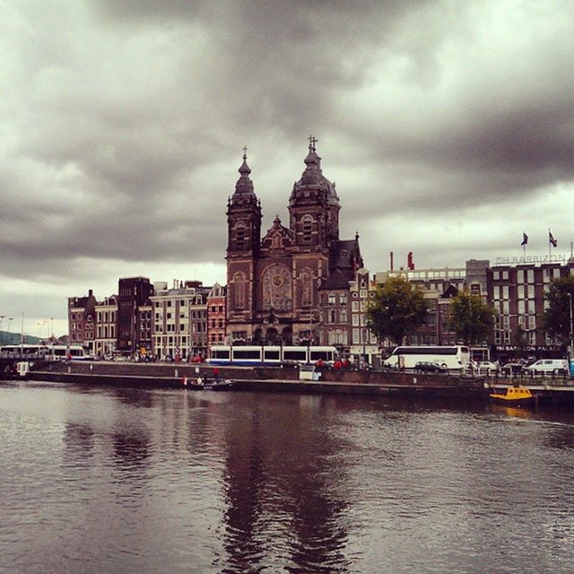 architecture, building exterior, built structure, sky, water, cloud - sky, waterfront, cloudy, river, city, cloud, overcast, travel destinations, transportation, famous place, canal, travel, nautical vessel, rippled, weather