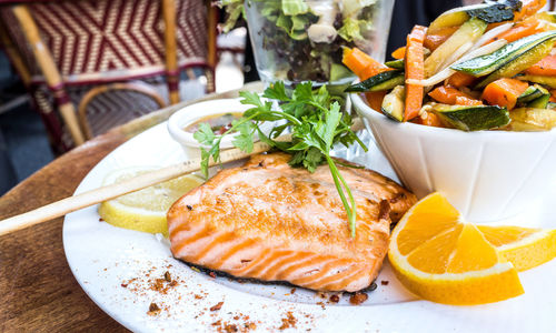 Grilled salmon and lemon slice and salad