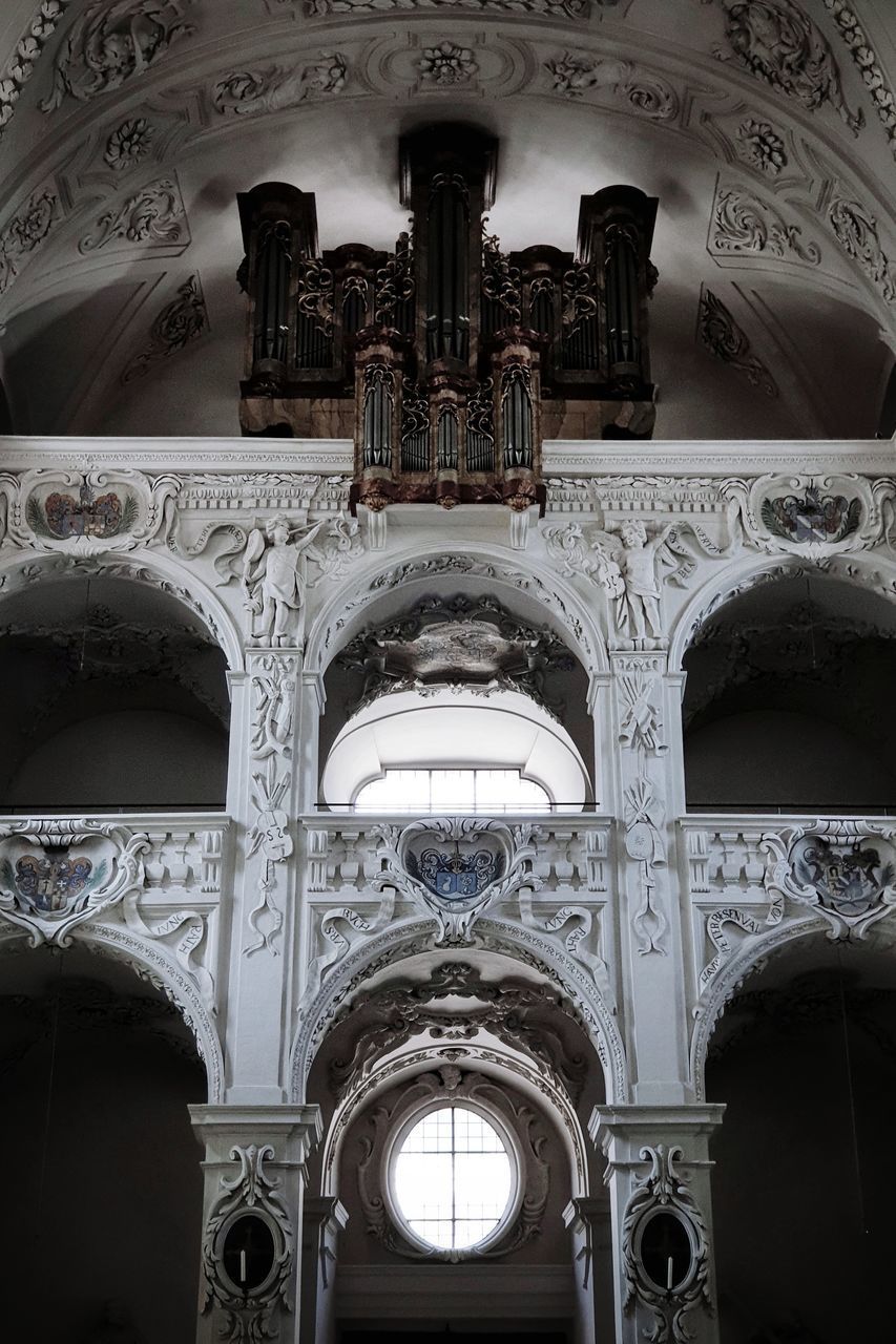 LOW ANGLE VIEW OF A CEILING OF BUILDING