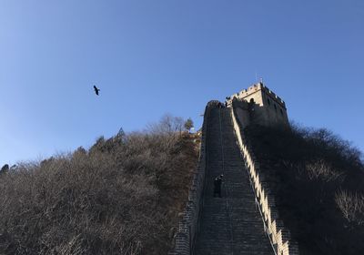 Great wall of china against clear blue sky