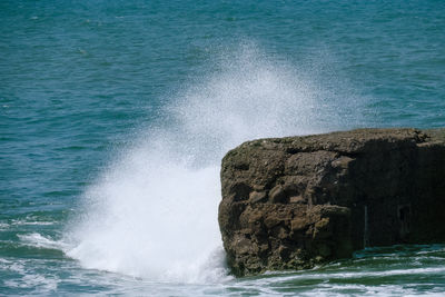 Waves splashing on rocks