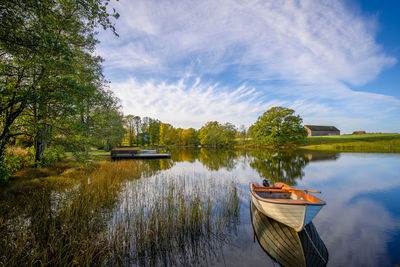 Landscape that is reflected in the water surface of the lake