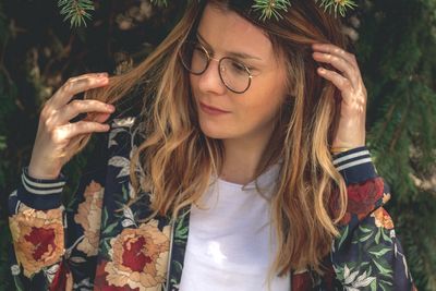 Portrait of young woman wearing eyeglasses