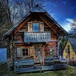 Abandoned barn on field against sky