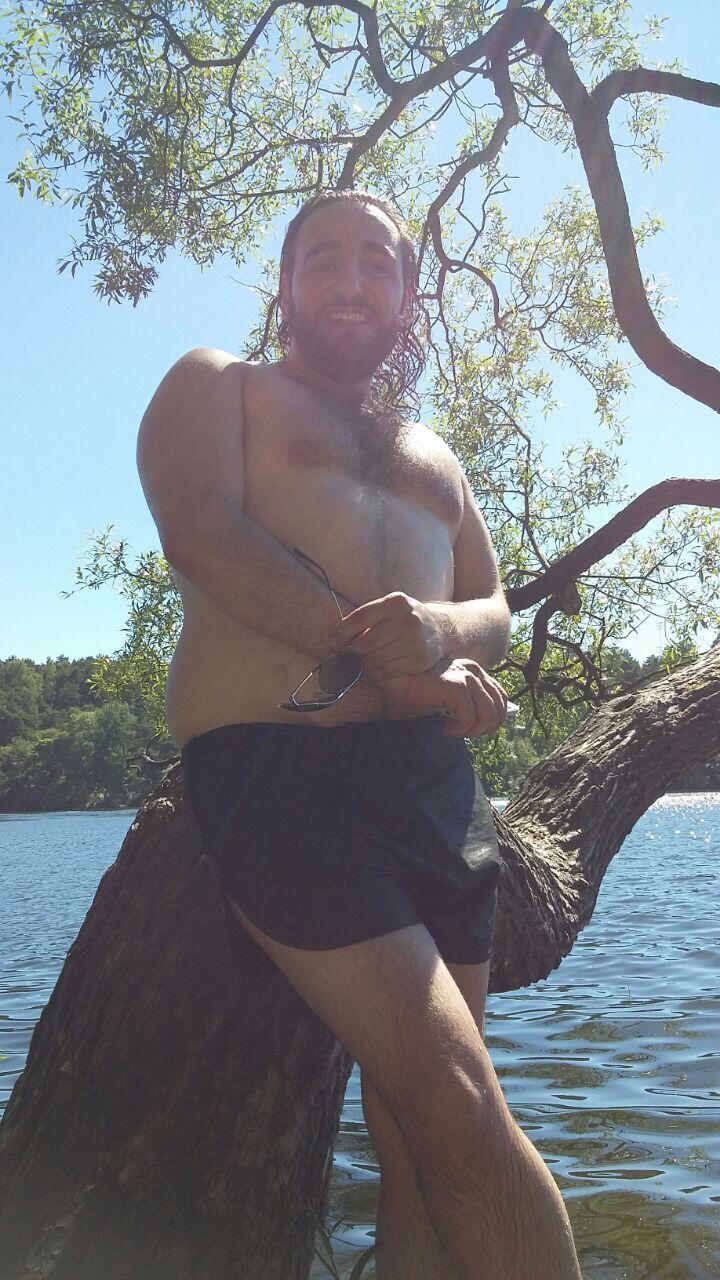 young adult, water, lifestyles, leisure activity, tree, standing, casual clothing, person, sunglasses, three quarter length, young men, sea, front view, lake, nature, sky, day