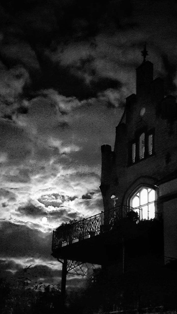 LOW ANGLE VIEW OF OLD BUILDING AGAINST SKY