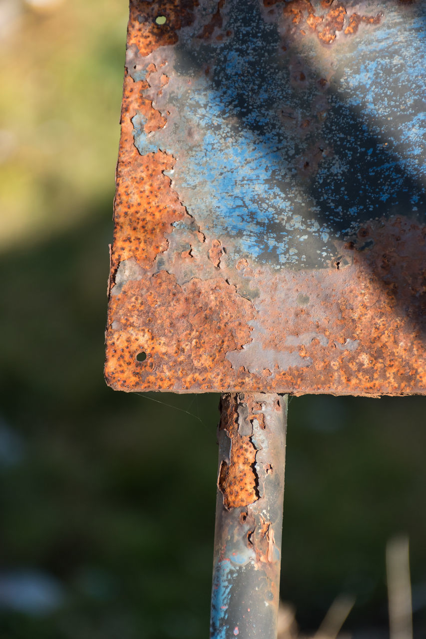 CLOSE-UP OF OLD RUSTY METAL OUTDOORS