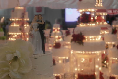 Sculptures on wedding cakes
