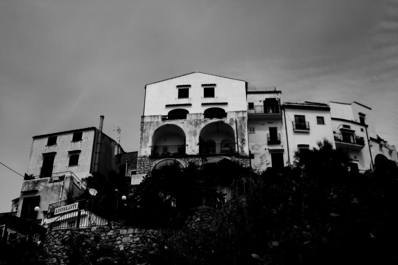 LOW ANGLE VIEW OF HISTORICAL BUILDING AGAINST SKY