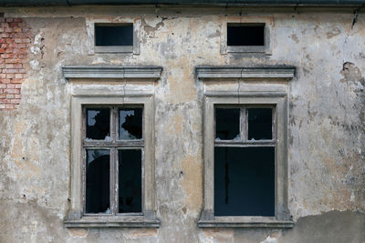 Full frame shot of abandoned building