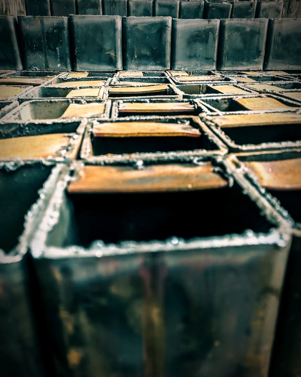 CLOSE-UP OF OLD RUSTY METAL