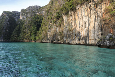 Crystal clear blu water in losama bay in koh phi phi leh island, krabi thailand