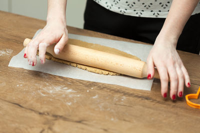 Midsection of woman preparing food on table