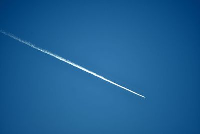 Vapor trail against clear blue sky