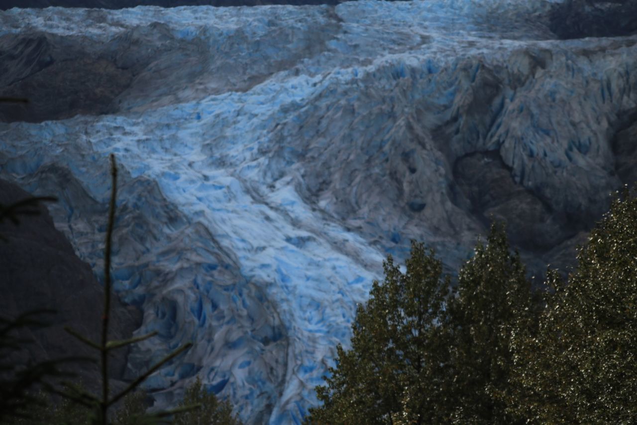 Curved glacier