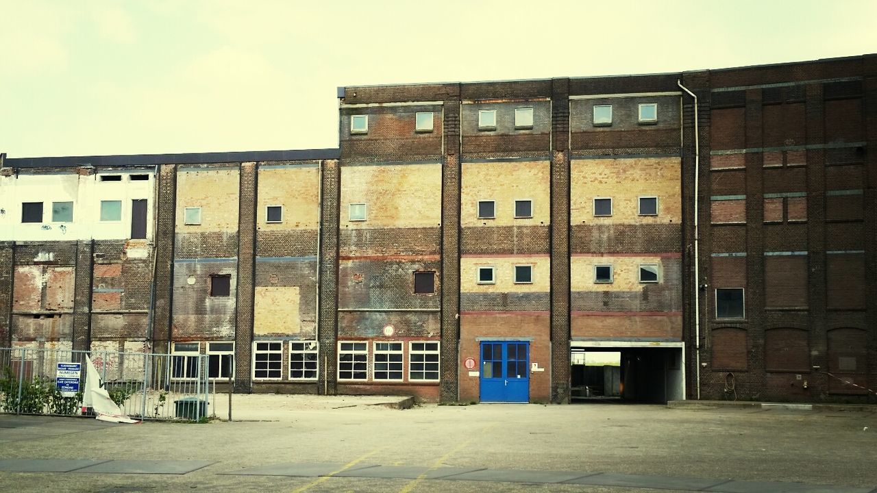 architecture, building exterior, built structure, window, residential building, building, residential structure, house, street, city, sky, exterior, old, day, outdoors, facade, no people, sunlight, abandoned, wall - building feature