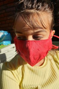 Close-up portrait of a girl, love read, mondmaskers, coronavirus, bescherming,  sun, colors.,