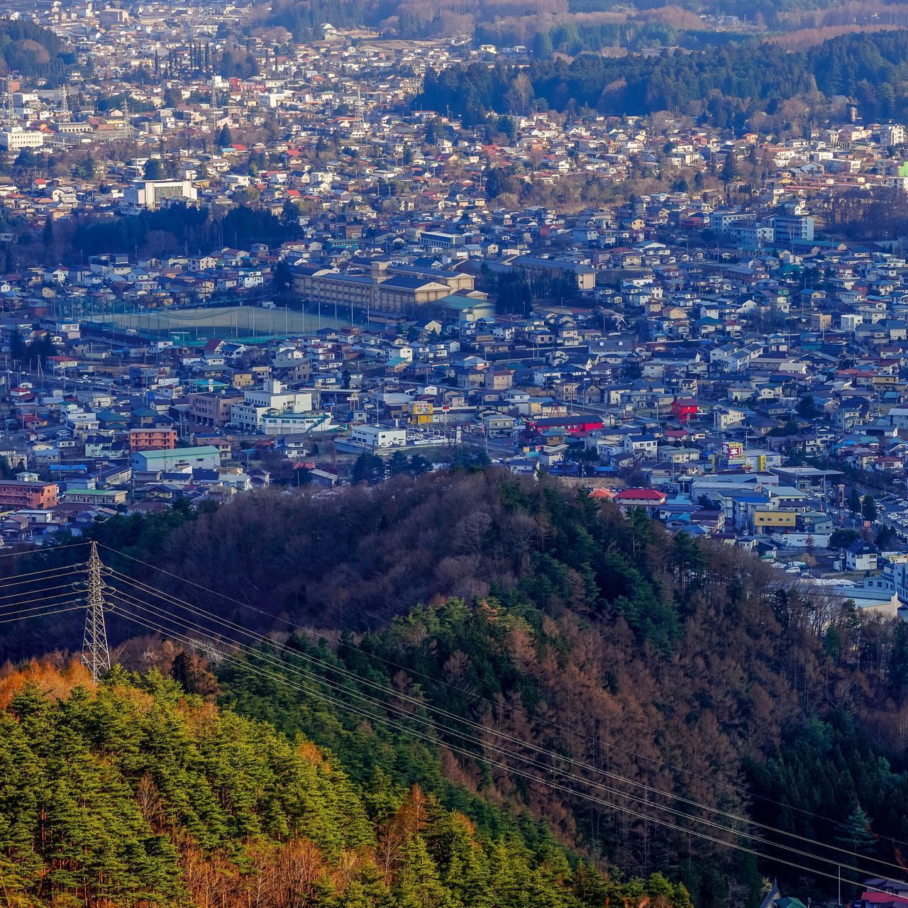 HIGH ANGLE VIEW OF TOWNSCAPE AGAINST SKY