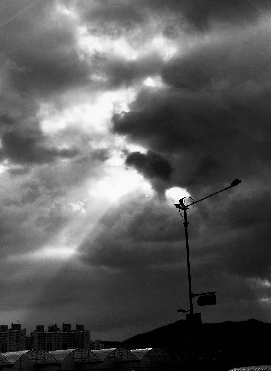 LOW ANGLE VIEW OF STREET LIGHT AGAINST BUILDINGS