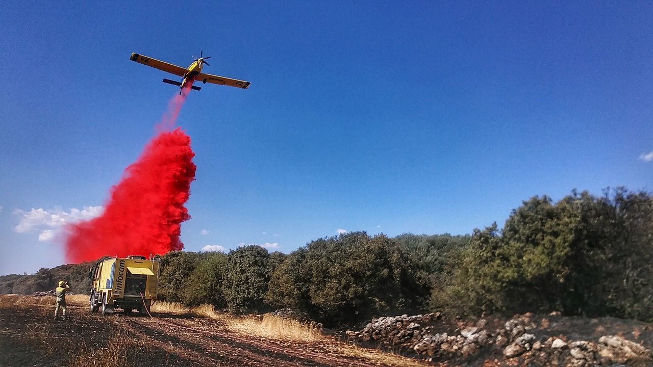 LOW ANGLE VIEW OF VAPOR TRAIL AGAINST CLEAR BLUE SKY