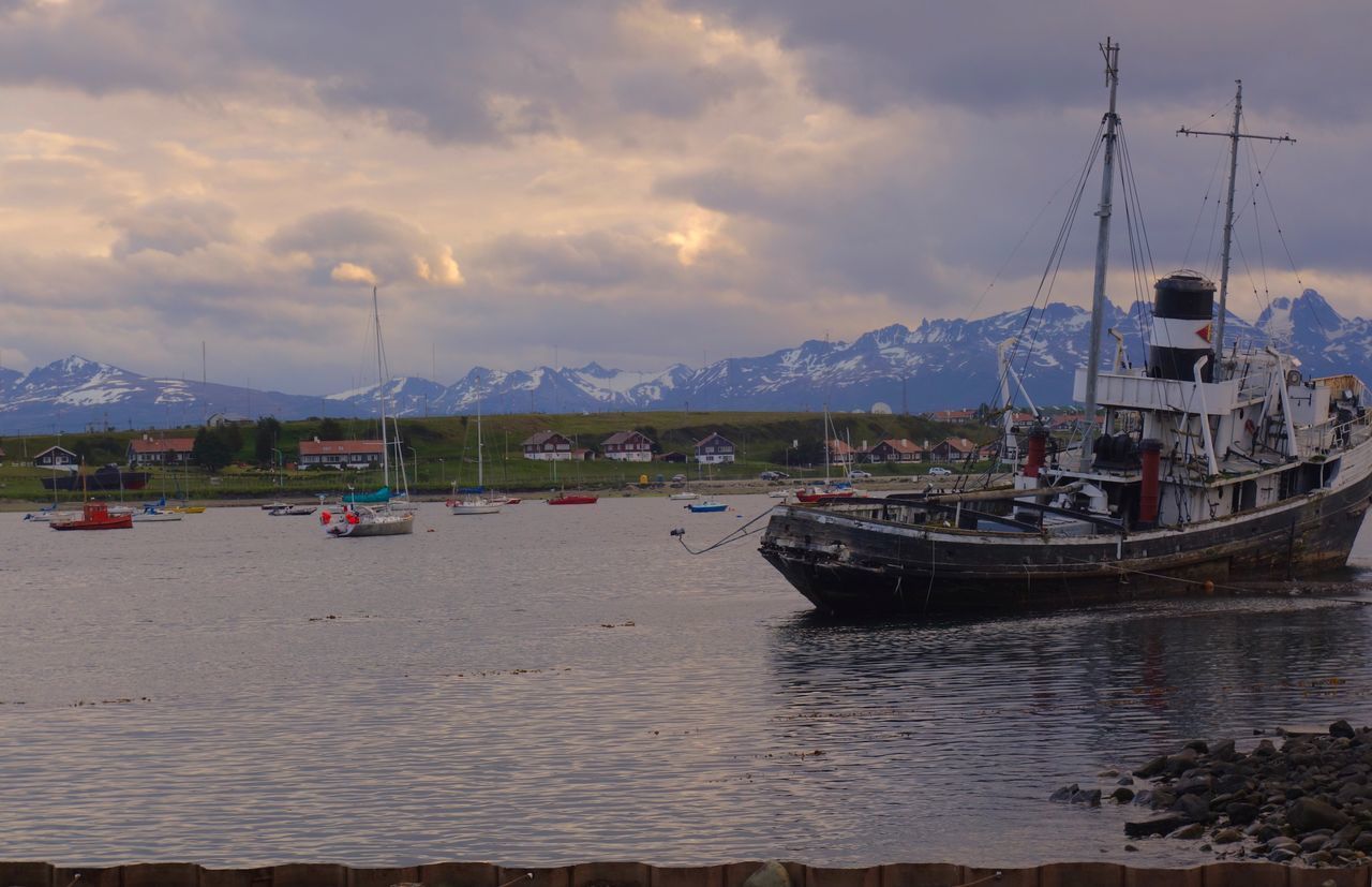 BOATS IN SEA AT SUNSET