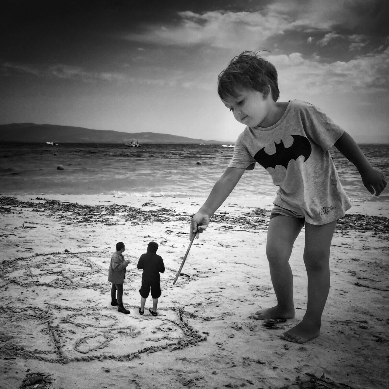 beach, sea, water, shore, full length, lifestyles, leisure activity, sand, horizon over water, sky, vacations, togetherness, rear view, childhood, casual clothing, men, weekend activities, bonding