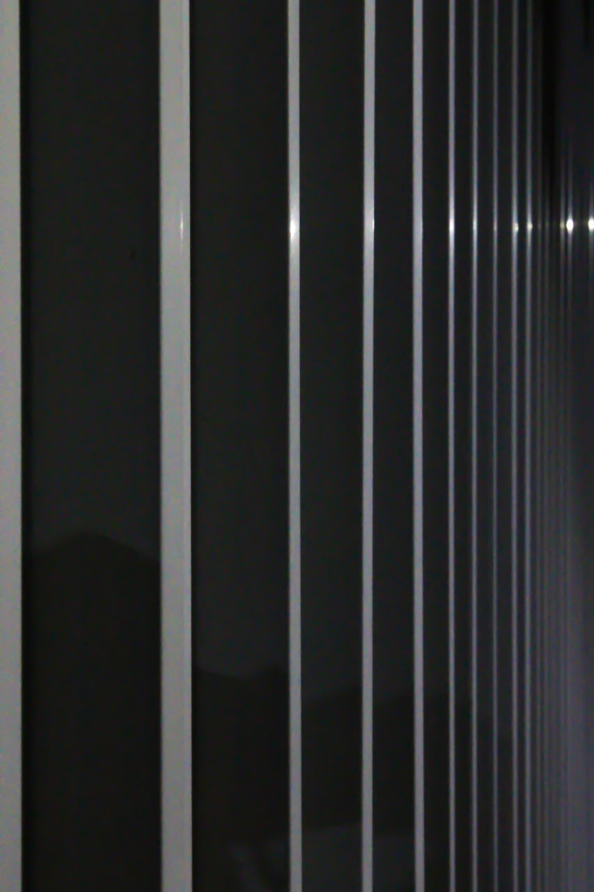 FULL FRAME SHOT OF PATTERNED WALL IN BUILDING