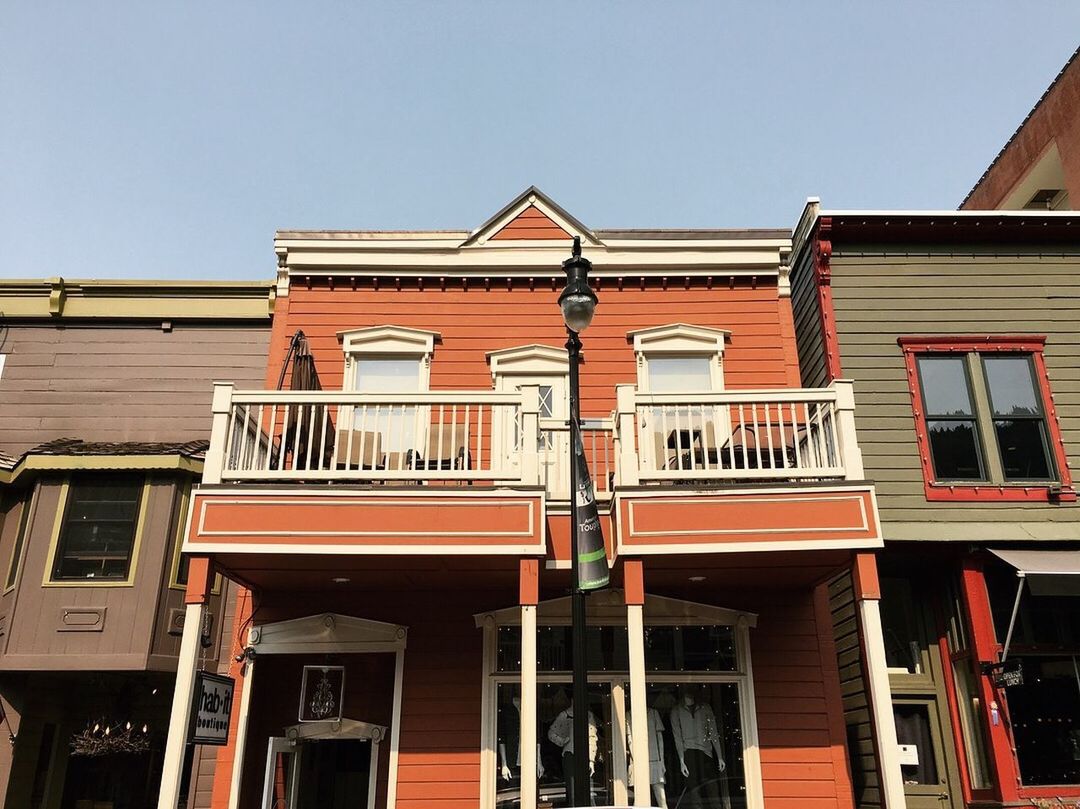 LOW ANGLE VIEW OF RESIDENTIAL BUILDING AGAINST SKY