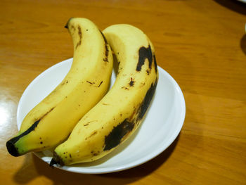 Close-up of bananas in plate on table