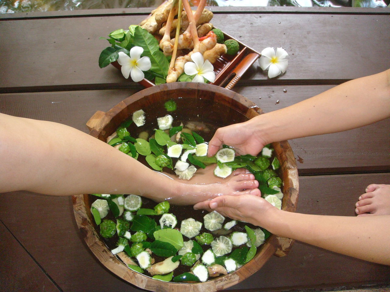 HIGH ANGLE VIEW OF HANDS HOLDING VEGETABLES