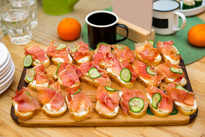 Bruschetta with prosciutto, cucumber and cream cheese