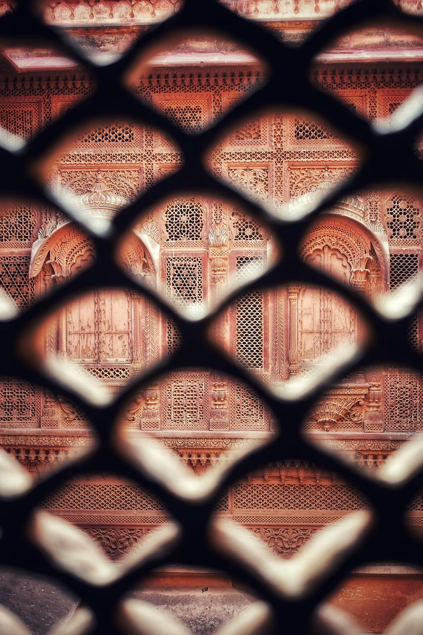 FULL FRAME SHOT OF CHAINLINK FENCE WITH METAL GRATE