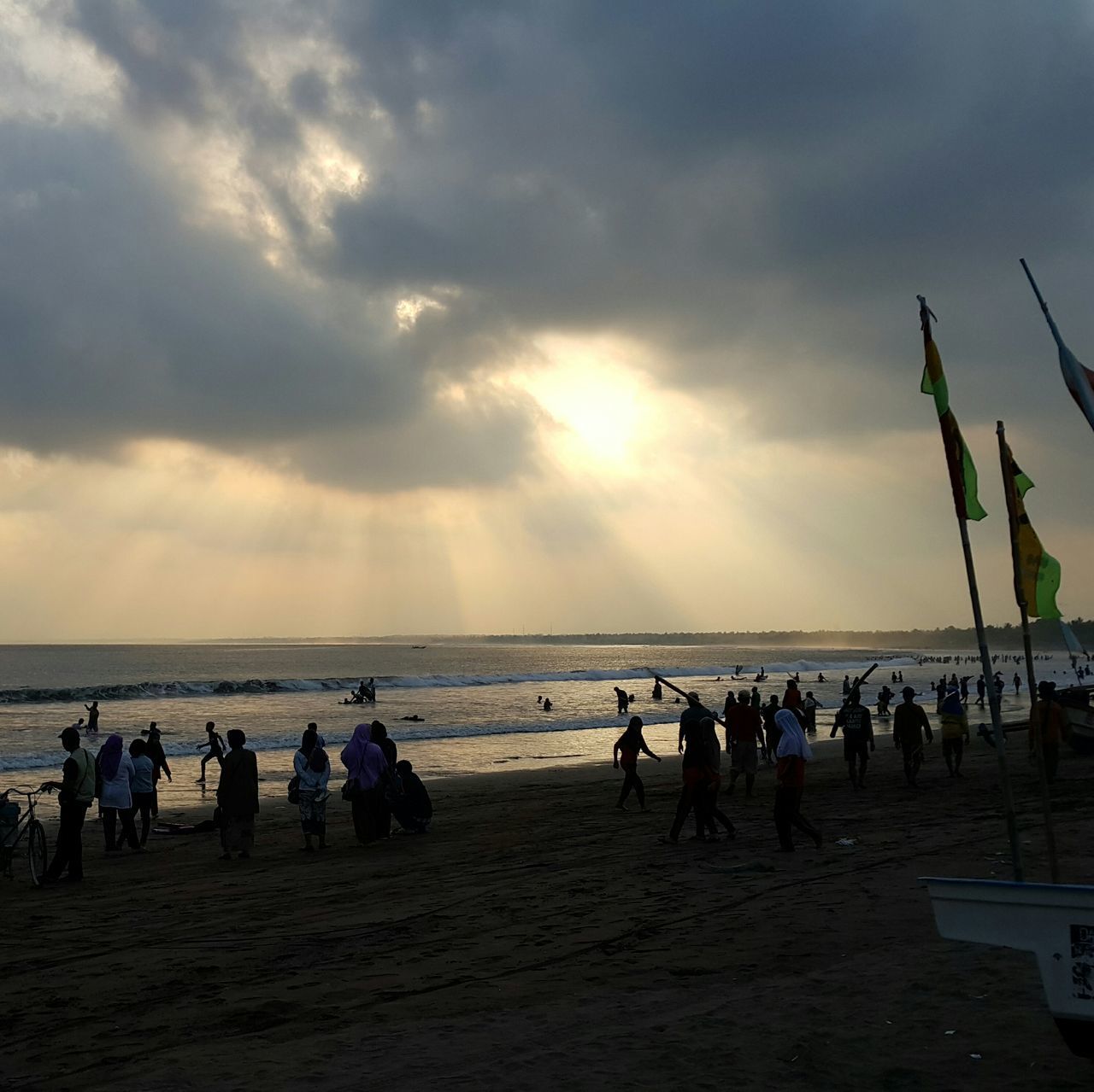 beach, sea, sky, horizon over water, shore, water, cloud - sky, sand, scenics, large group of people, beauty in nature, tranquil scene, vacations, tranquility, cloud, nature, cloudy, leisure activity, lifestyles