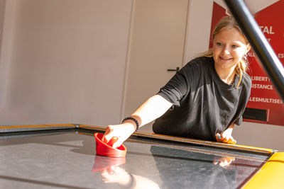 Portrait of young woman exercising in gym