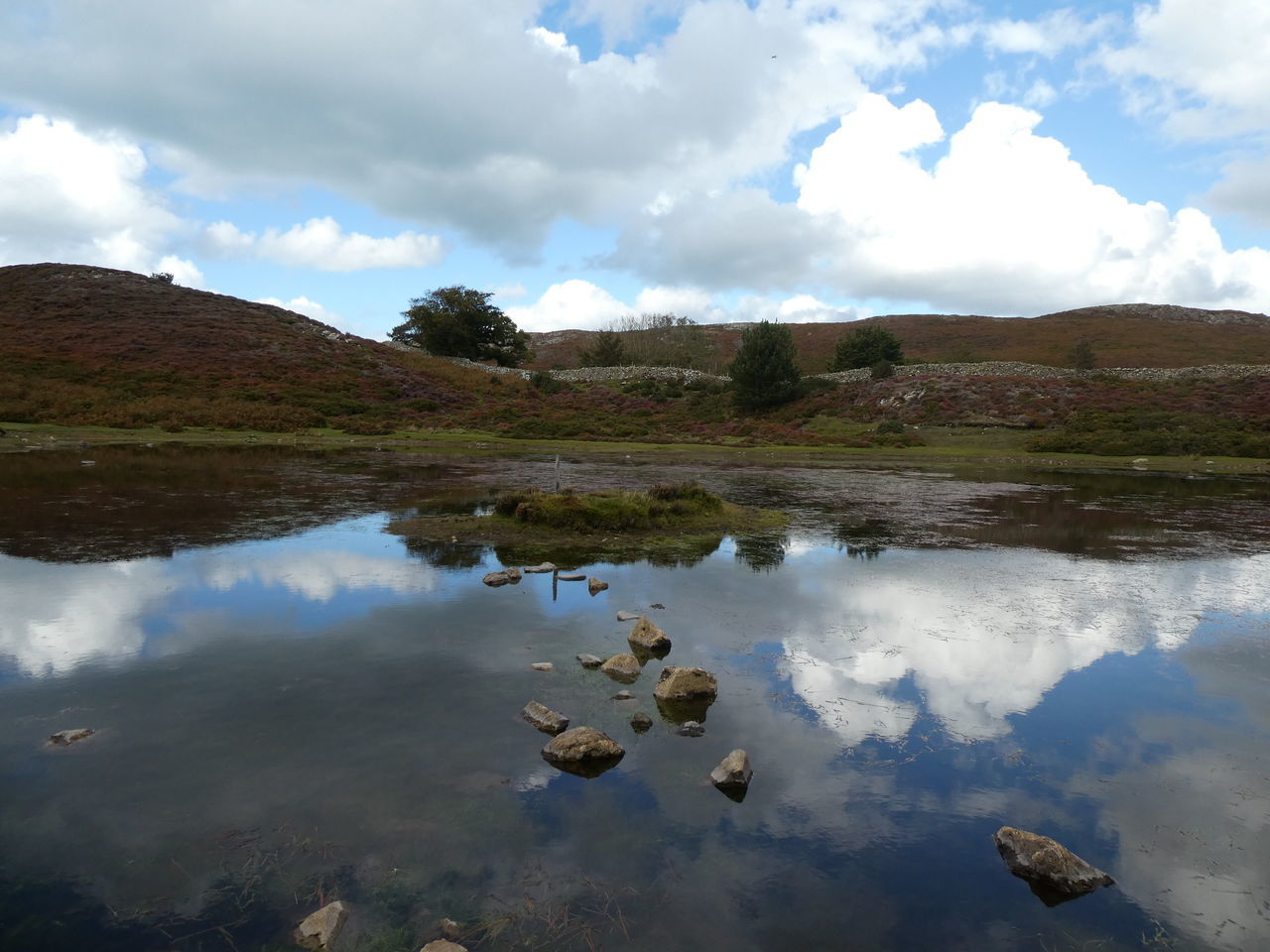 SCENIC VIEW OF LAKE WITH REFLECTION AGAINST SKY