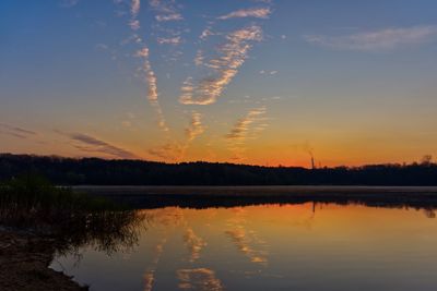 Spiegelung von wolken während sonnenaufgang am see 