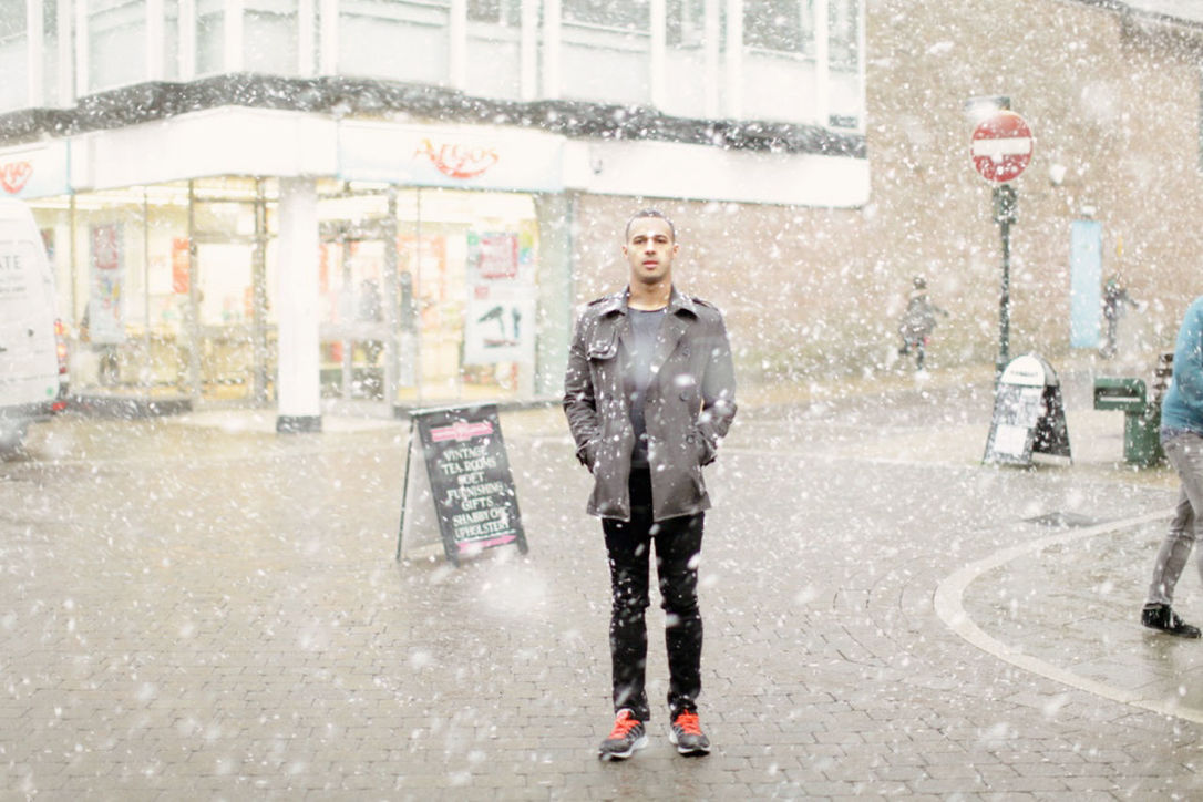 FULL LENGTH PORTRAIT OF MAN STANDING ON STREET IN CITY