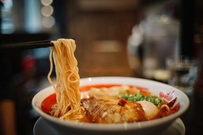 Close-up of spaghetti and meat served in bowl on table