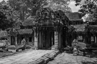 Mono facade of banteay kdei in trees