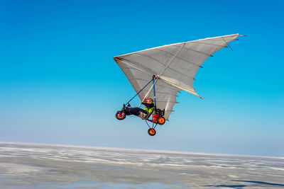 White sport hang glider on an ice field