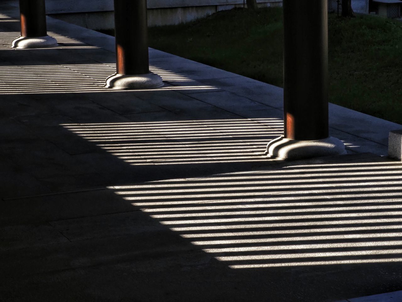 HIGH ANGLE VIEW OF METAL RAILING IN PARK