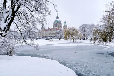 New town hall neues rathaus of hannover in front of the snow-covered maschteich lake