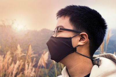 Portrait of young man wearing sunglasses against sky