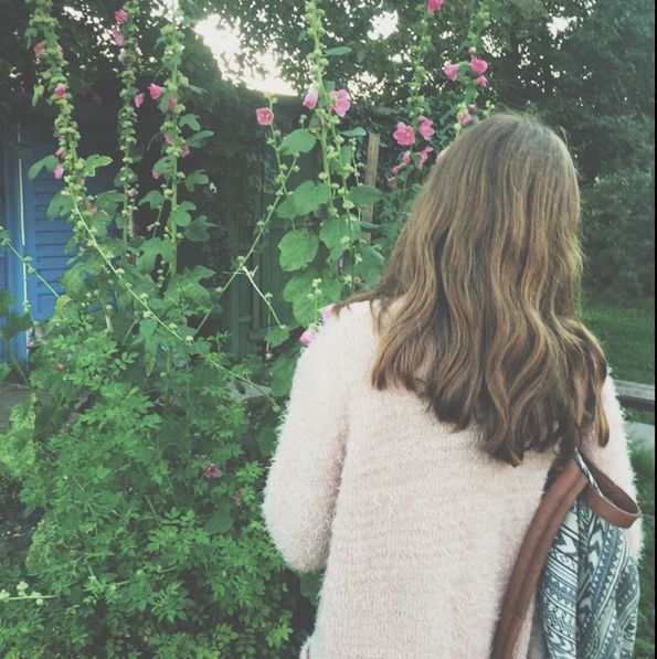 lifestyles, long hair, leisure activity, rear view, young women, tree, person, casual clothing, sunlight, growth, headshot, sitting, blond hair, young adult, day, plant, waist up